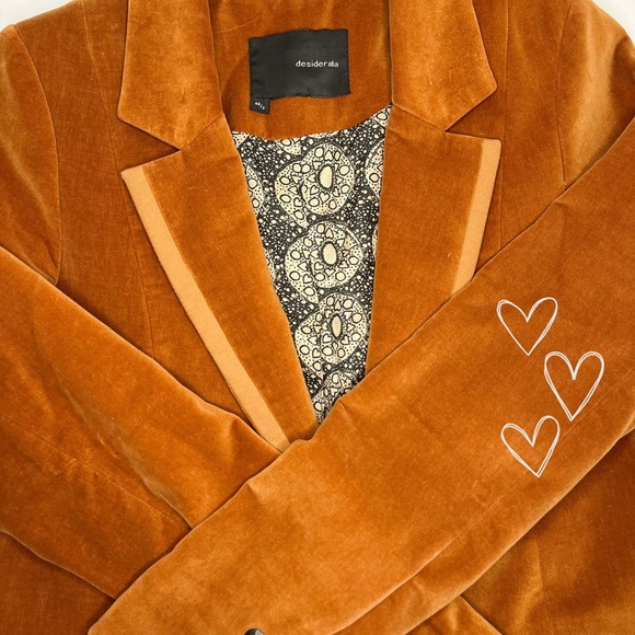 EUC - Gorgeus velvet blazer in tan colour - Size S - Picture 4 of 9